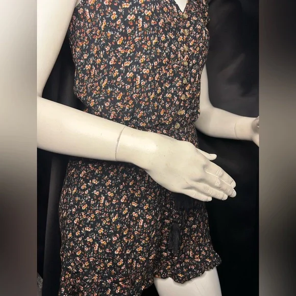 American Eagle Floral Romper - Picture 2 of 6